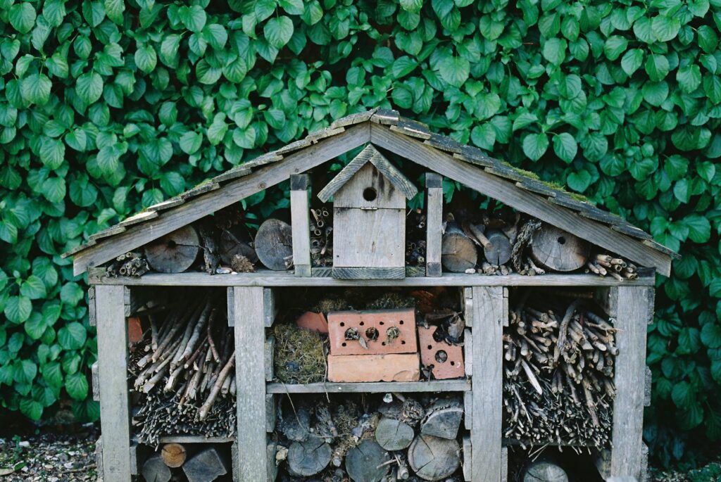 Insektenhotel aus Holz mit verschiedenen Materialien